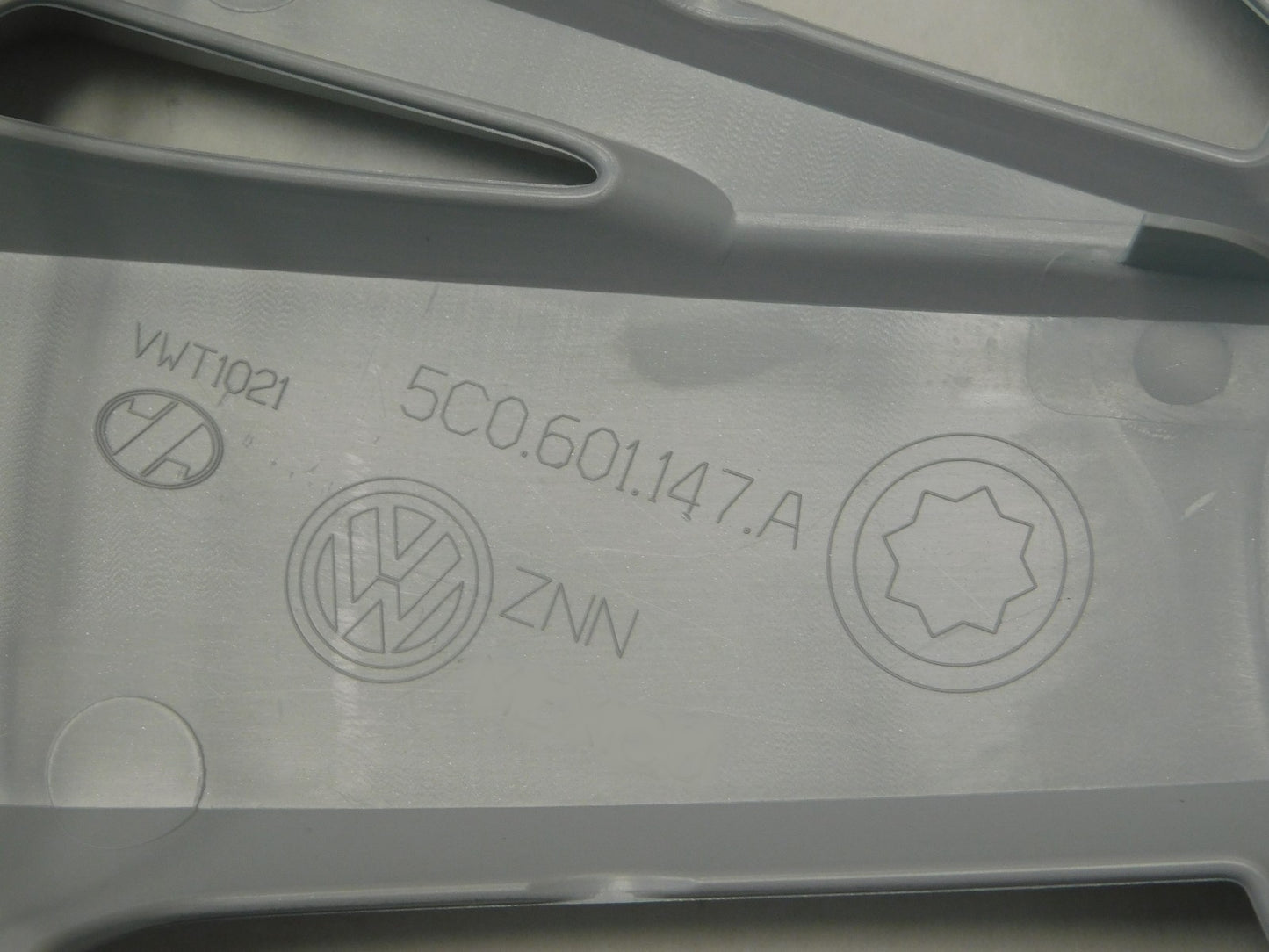 Genuine OEM VW Hubcap Jetta-Sedan 2011-2014 Cover fits 16" wheel , Small Scratch